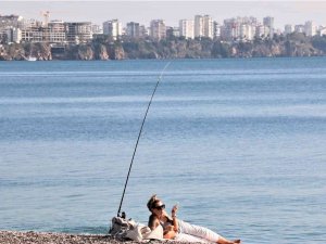 Hava Sıcaklığının 19 Derece Olduğu Antalya’da Sahiller Yaz Günlerini Aratmadı