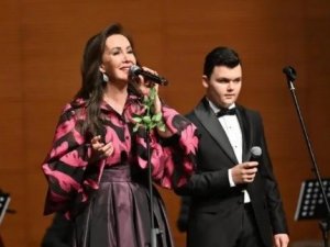 Tavşanlılı Genç Sanatçı Tunahan Saruhan, Doç. Dr. Aylin Şengül Taşçı İle Düet Yaptı