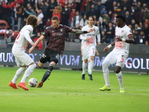 Spor Toto Süper Lig: Gaziantep Fk: 0 - Beşiktaş: 0 (İ̇lk Yarı)