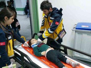 Çocuğunun Balkondan Düştüğünü Gören Anne De Düşerek Hastanelik Oldu