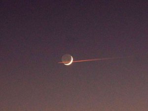 Ay’ın Hilal Hali İle Akşamın Kızıl Manzarası Mest Etti