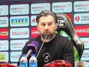 İ̇lhan Palut: “Son Dakikada Yenilmemek, 1 Puan Daha Koymak Bizim İçin Kar Oldu”