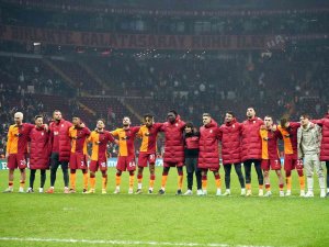Galatasaraylı Futbolcular Liderliği Taraftarla Kutladı