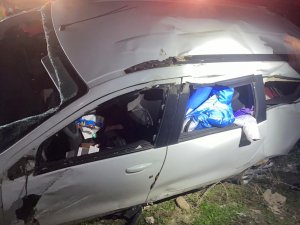Kontrolden Çıkan Araç 15 Metrelik Şarampole Yuvarlandı, 2 Kişi Yaralandı