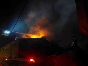 Sultanbeyli’de Alevler Geceyi Aydınlattı: 3 Katlı Binanın Çatısı Alevlere Teslim Oldu