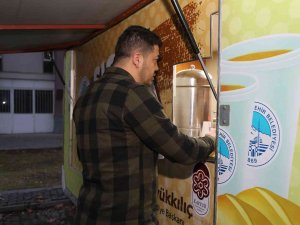 Gençler, Büyükşehir’in ‘Bardakta Sıcak Çorba’ İkramını Çok Sevdi