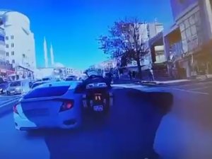 Hatalı Şerit Değiştirip Motosikletliye Çarptı, Arkasına Dahi Bakmadan Kaçtı