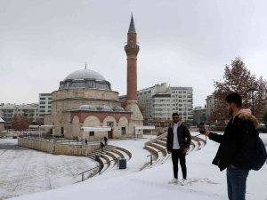 Şehir Merkezine Mevsimin İlk Karı Düştü