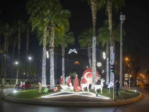 Mersin Caddeleri Ve Sokakları Yılbaşı İçin Süslendi