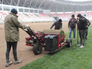 Karaman’ın 15 Bin Kişilik Stadyumunda Çim Serme Çalışması Başladı