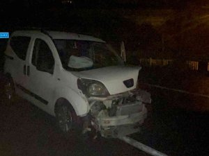 Otomobille Hafif Ticari Araç Çarpıştı: 1 Ölü