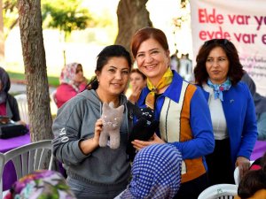 Kadınların Ürettiği Oyuncaklar Çocuklara Dağıtılıyor