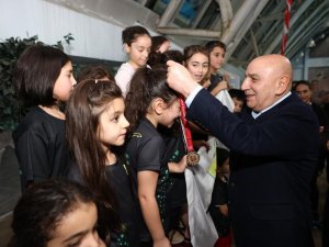 Minikler Yüzerek Yarıştı