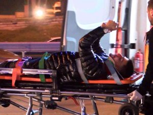 Maltepe’de Ambulans İle Otomobil Çarpıştı: Kazada Yaralanan Genç Telefonunu Elinden Bırakmadı