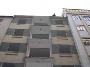 15 Gündür İşe Gitmiyor, Hırsız Nöbeti Tutuyor