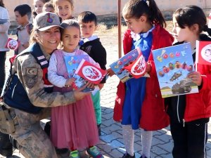 Siirt’te Jandarma Ekipleri, Köy Okulu Öğrencilerini Bilgilendirdi