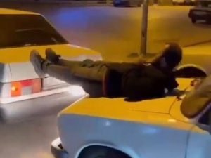 İ̇ki Otomobilin Arasına Uzanıp, Arızalanan Aracı Ayaklarıyla İtti