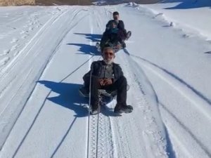 70 Yaşındaki İ̇smail Dedenin Karda Kızak Keyfi İzleyenleri Gülümsetti