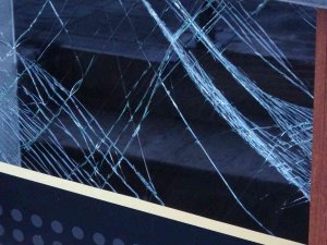 Sultanbeyli’de Kontrolden Çıkan Aracın Dükkana Çarptığı Anlar Kamerada