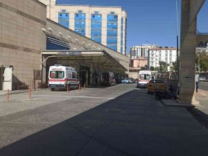 Siirt’te 7’nci Kattan Düşen Genç Kadın Ağır Yaralandı
