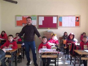 Okulda Öğretmen, Camide İmam