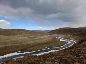 Özalp’te Etkili Olan Soğuk Hava Karasu Çayının Donması Neden Oldu