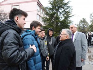Başkan Büyükkılıç, Gençlerle Kucaklaştı