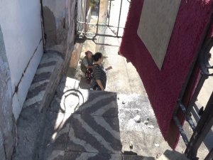 İ̇zmir’de Çöken Balkondan Düşen 1 Kişi Yaralandı