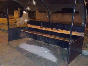 Magandalar Otobüs Durağına Zarar Verdiler