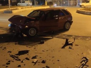 Kavşakta Çarpışan 2 Araçta Maddi Hasar Oluştu