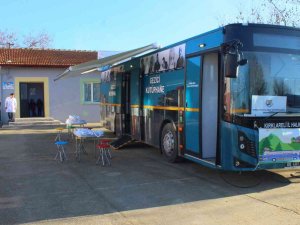 ‘Gezici Kütüphane’ Kırsalda Öğrencilere Kitap Sevgisi Dağıtıyor