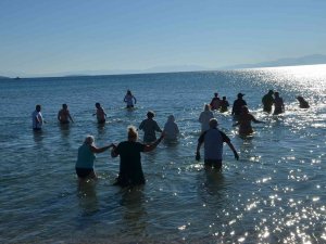 Didim’de Yabancılar Sokak Hayvanları İçin Bu Yıl Da Denize Girdi