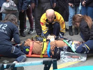 Motosiklet Sürücüsü, Kadın Yayaya Çarpıp Kaçtı