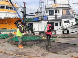 Denize Açılan Balıkçılar Geri Dönüp Limana Demirledi