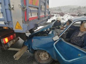 Kamyona Çarpan Otomobildeki 3 Kişi Araçta Sıkışarak Yaralandı