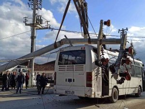 Yolcu Otobüsünün Üzerine Beton Direk Devrildi