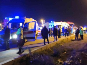 Tır İle Servis Minibüsü Çarpıştı; 1 Ölü 11 Yaralı