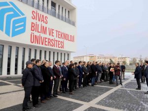Yeniden Atanan Sbtü Rektörü Prof. Dr. Mehmet Kul Çiçeklerle Karşılandı