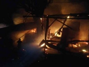 Ahır Alev Alev Yandı: 30 Tavuk Telef Oldu