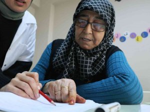 Kaza Geçiren Kocasını Hastanede Bulamadı, 73 Yaşında Okuma-yazma Öğrendi