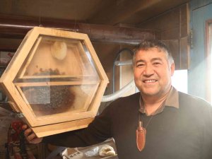 Arıları Gözlemlemek İçin ‘Arıvaryum’ Adında Kovan Dizayn Etti