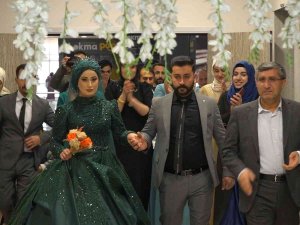 20 Yıllık Müzisyen Kendi Nişanında Mikrofonu Elinden Bırakmadı