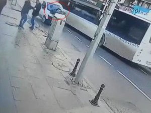 Aracın Çarptığı Yayanın Havaya Savrulduğu Anlar Kameraya Yansıdı