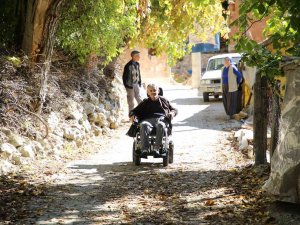 Kaş Belediyesinden Engelli Vatandaşa Akülü Tekerlekli Sandalye Desteği