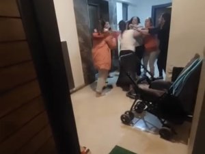 Komşuların ’Çöp Atma’ Kavgası Kamerada