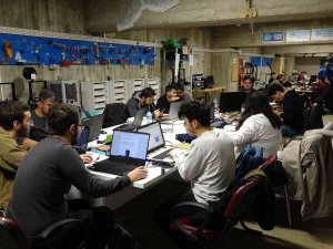 Yarışmalara Otoparkta Hazırlanıyorlar