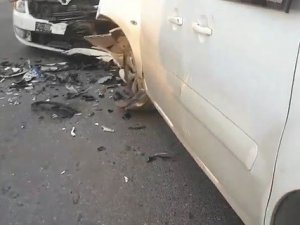 Beylikdüzü’nde Araçlar Kafa Kafaya Çarpıştı: 5 Yaralı