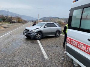 Otomobil Refüje Çarpıp Karşı Şeride Geçti: 1 Yaralı