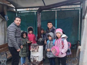 Minibüs Durağına Soba Kurdular: Hem Durak Hem Köy Evi