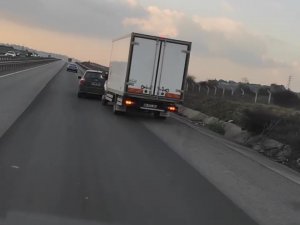 Sancaktepe’de Trafik Magandası Kamyonetin Önüne Kırdı, Trafiği Tehlikeye Attı